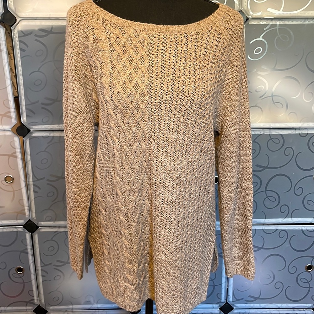 89th & Madison Tan Sweater w/Zipper on Back, Size Medium.